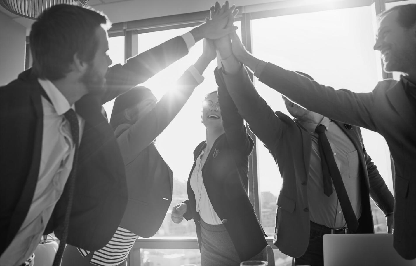 Teilnehmer arbeitet konzentriert an praktischen SEO-Übungen im strukturierten Lernumfeld